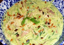 Courgetti met avocadosaus en gerookte paling