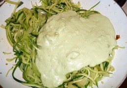 Courgetti met avocadosaus en gerookte paling