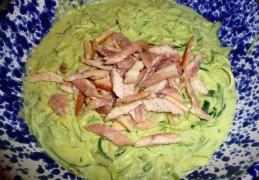 Courgetti met avocadosaus en gerookte paling