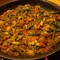 Wokken Indisch gekruid gehakt met groenten en pindasaus