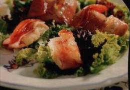 Salade met rauwe ham gevuld met roomkaas en honingdressing 