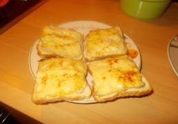 Lekker lunchen? Warme tonijnboterhammetjes uit de oven.