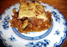 Mediterrane ovenschotel met aubergine, courgette en gehakt