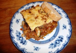 Mediterrane ovenschotel met aubergine, courgette en gehakt