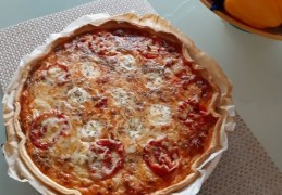 Italiaanse gehaktquiche met tomaten en mozzarella