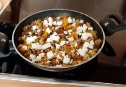 Grieks rijstpannetje met gehakt en feta