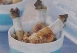 Griekse Tapas kipdrumsticks met honingpruimen en walnoten