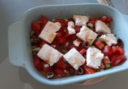 Warme feta met tomaat en olijven uit de oven