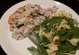 Tagliatelle met gebakken zalm, knoflookchampignonsaus en peultjes