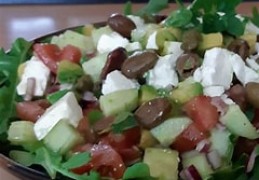 Griekse salade met avocado feta en rucola