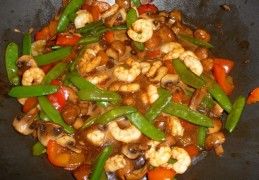 Noedels met grote garnalen champignons sugar snaps paprika&hoisinsaus