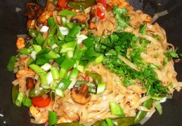 Noedels met grote garnalen champignons sugar snaps paprika&hoisinsaus