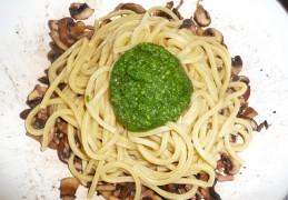 Spaghetti met spekjes, champignons en (daslook)pesto