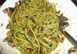 Spaghetti met spekjes, champignons en (daslook)pesto