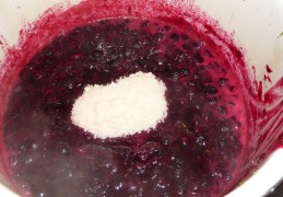 Blauwe bessenjam met limoen en limoncello