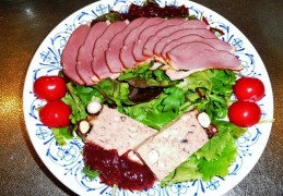 Winterse maaltijdsalade met gerookte eendenborst en paté