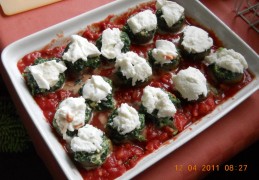 Champignons gevuld met spinazie en mozzarella in tomatensaus