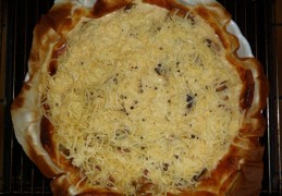 Quiche met champignons, spek en ui