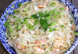 Spaghetti met romige preisaus en grote garnalen