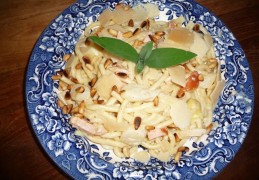 Pasta met asperges en gerookte kip