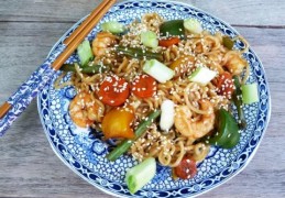 Wokschotel met garnalen, noedels en hoisinsaus