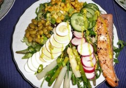 Saladebowl met o.a. asperges en zalm