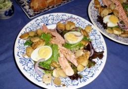 Maaltijdsalade met asperges en gerookte forel