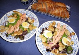 Maaltijdsalade met asperges en gerookte forel